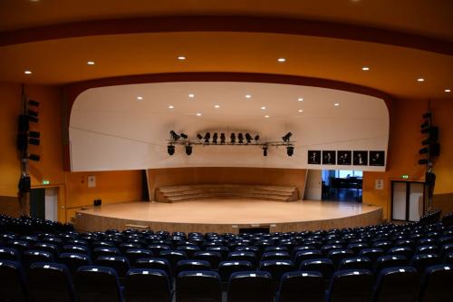 B.-Dvariono-didžioji-salė-scena