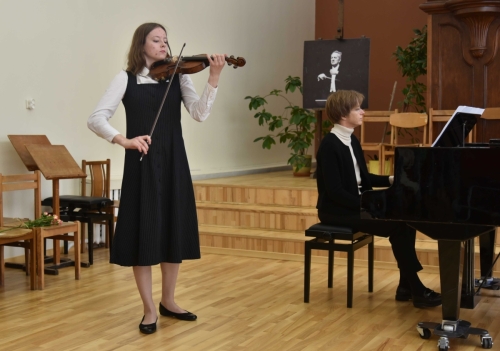 Smuiko skyriaus mokinė Beatričė Vainauskaitė, koncertmeisterė Audra Telksnytė